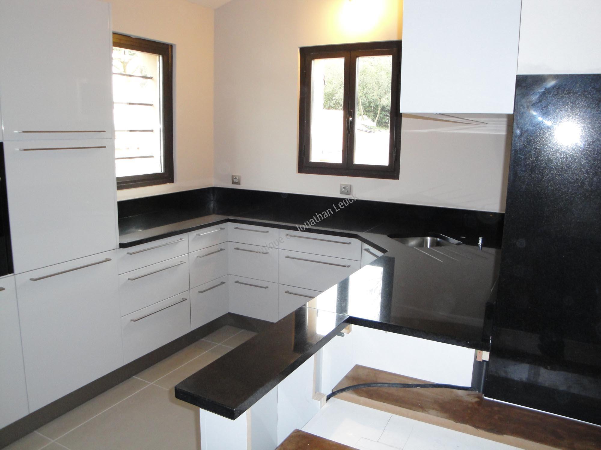 Plan de travail en Granit Noir du Zimbabwé finition poli brillant.