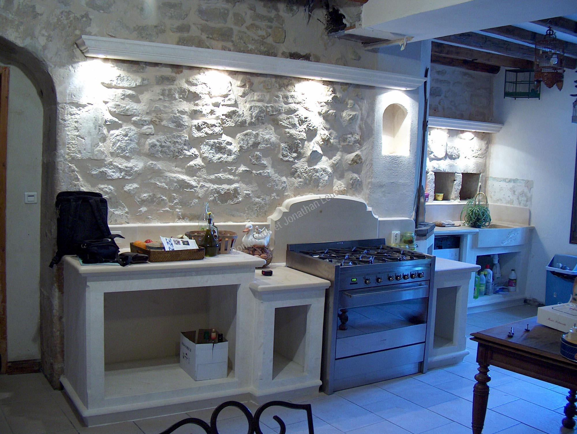 Cuisine en pierre blanche d'Estaillades