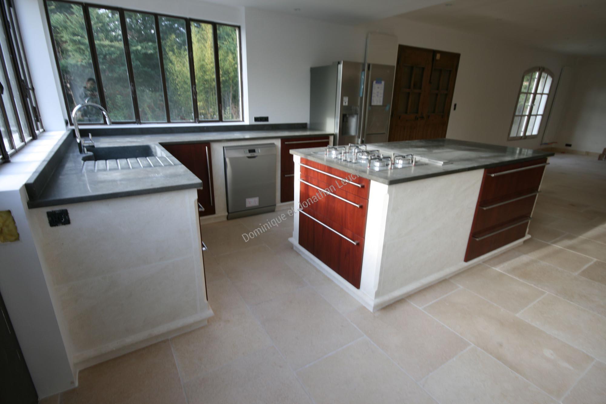 Cuisine en pierre blanche d'Estaillades