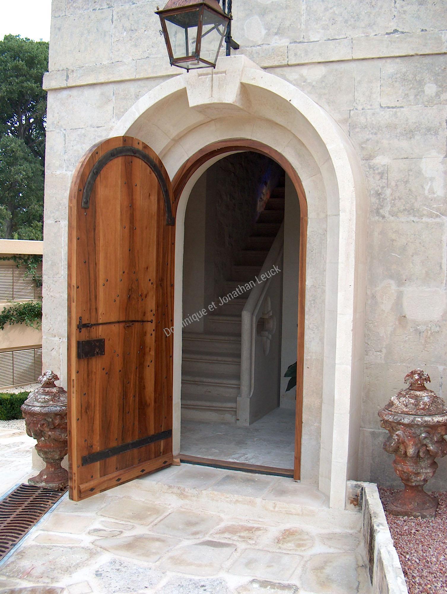 Création d'un encadrement cintré en pierre de Fontvieille