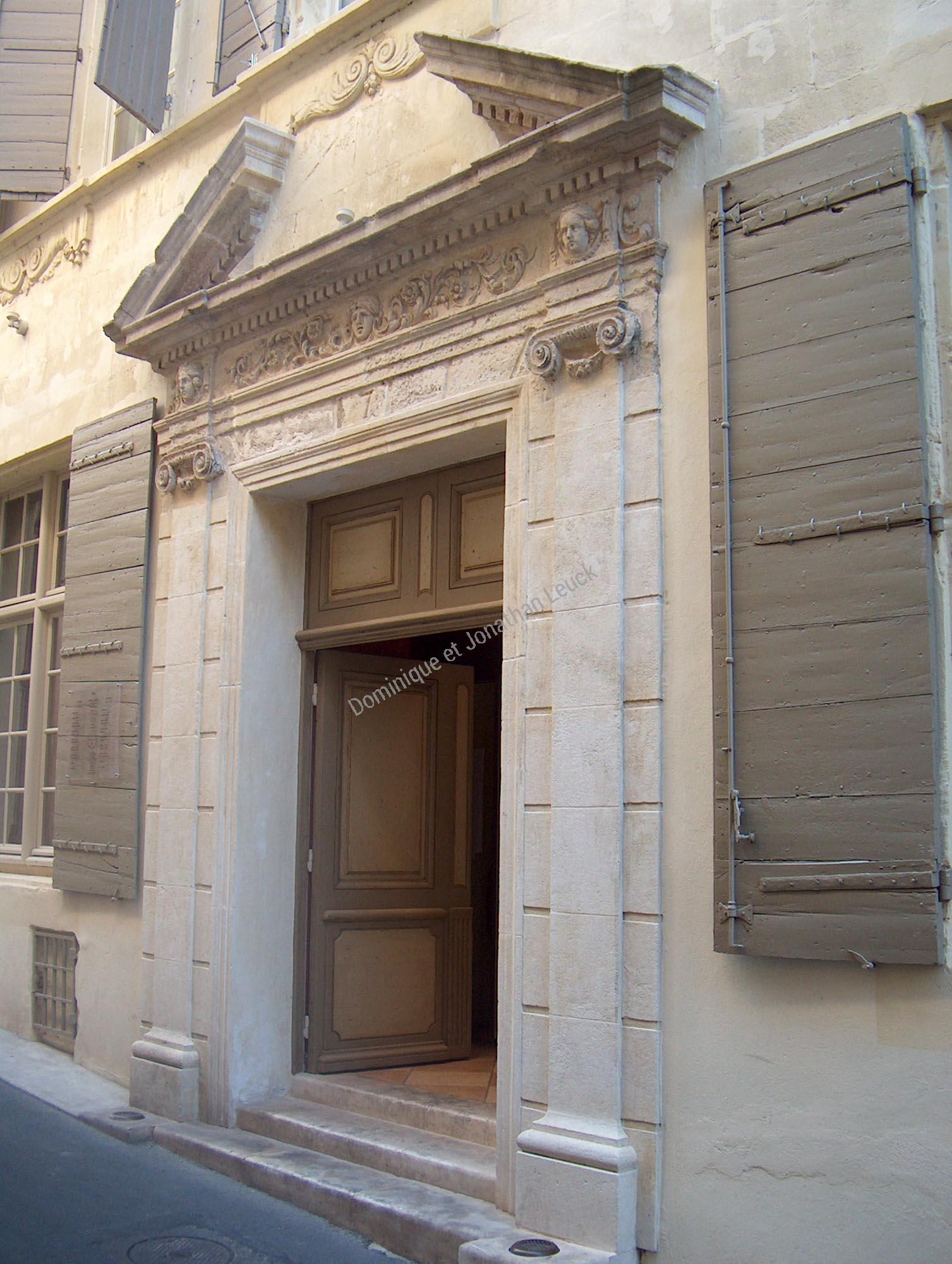 Encadrement massif en pierre d'Estaillades