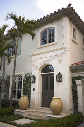 Encadrement massif en pierre de Tervoux