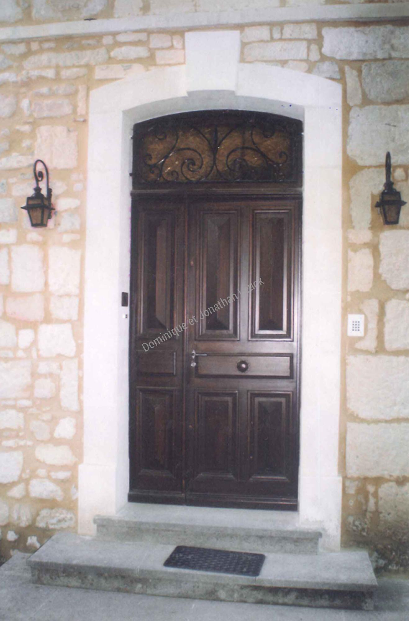 Encadrement massif en pierre d'Estaillades