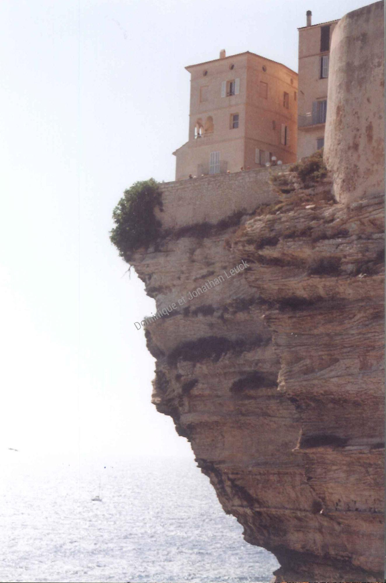 Encadrement massif en pierre d'Estaillades