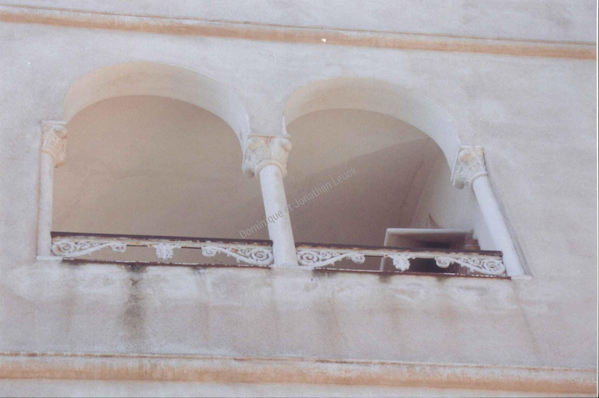 Encadrement massif en pierre d'Estaillades