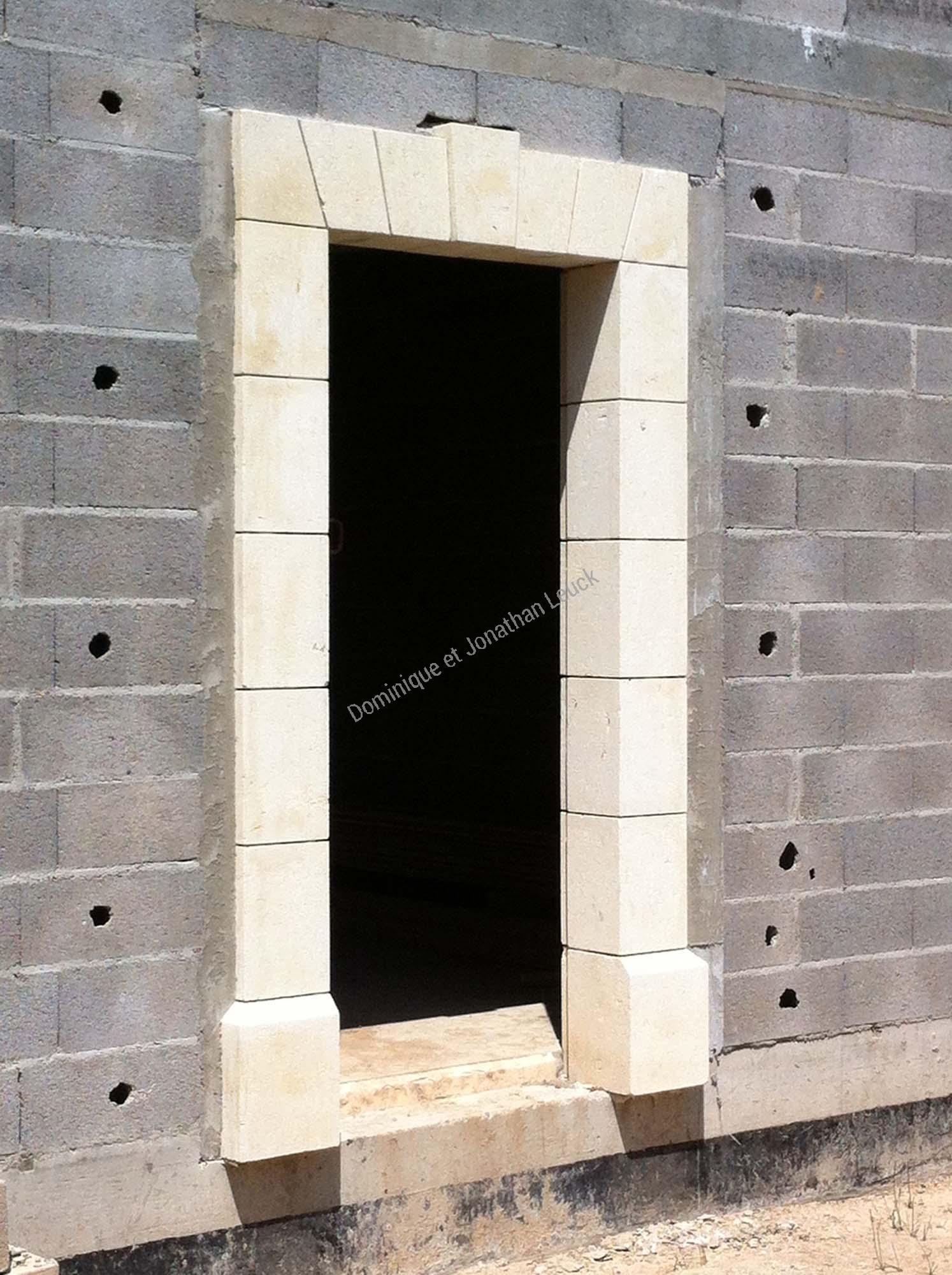 Encadrement massif en pierre d'Estaillades