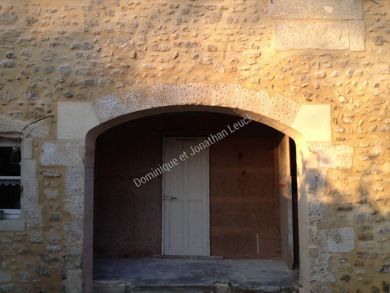 Encadrement massif en pierre d'Estaillades