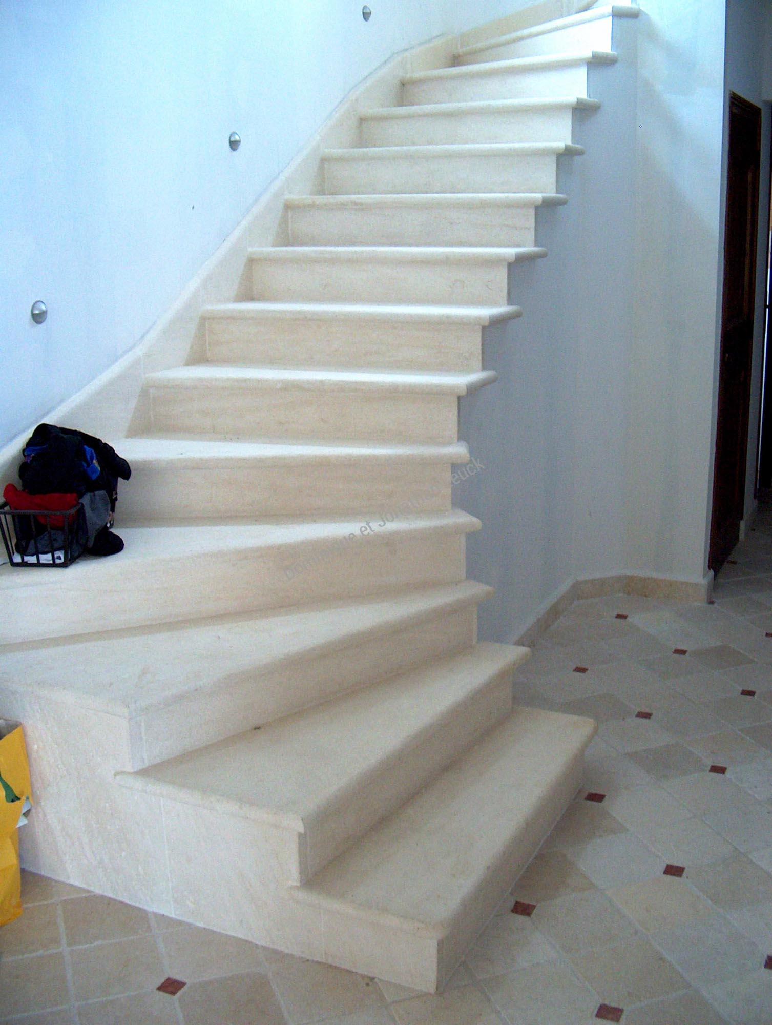 Escalier en placage réalisé en pierre d'Estaillades