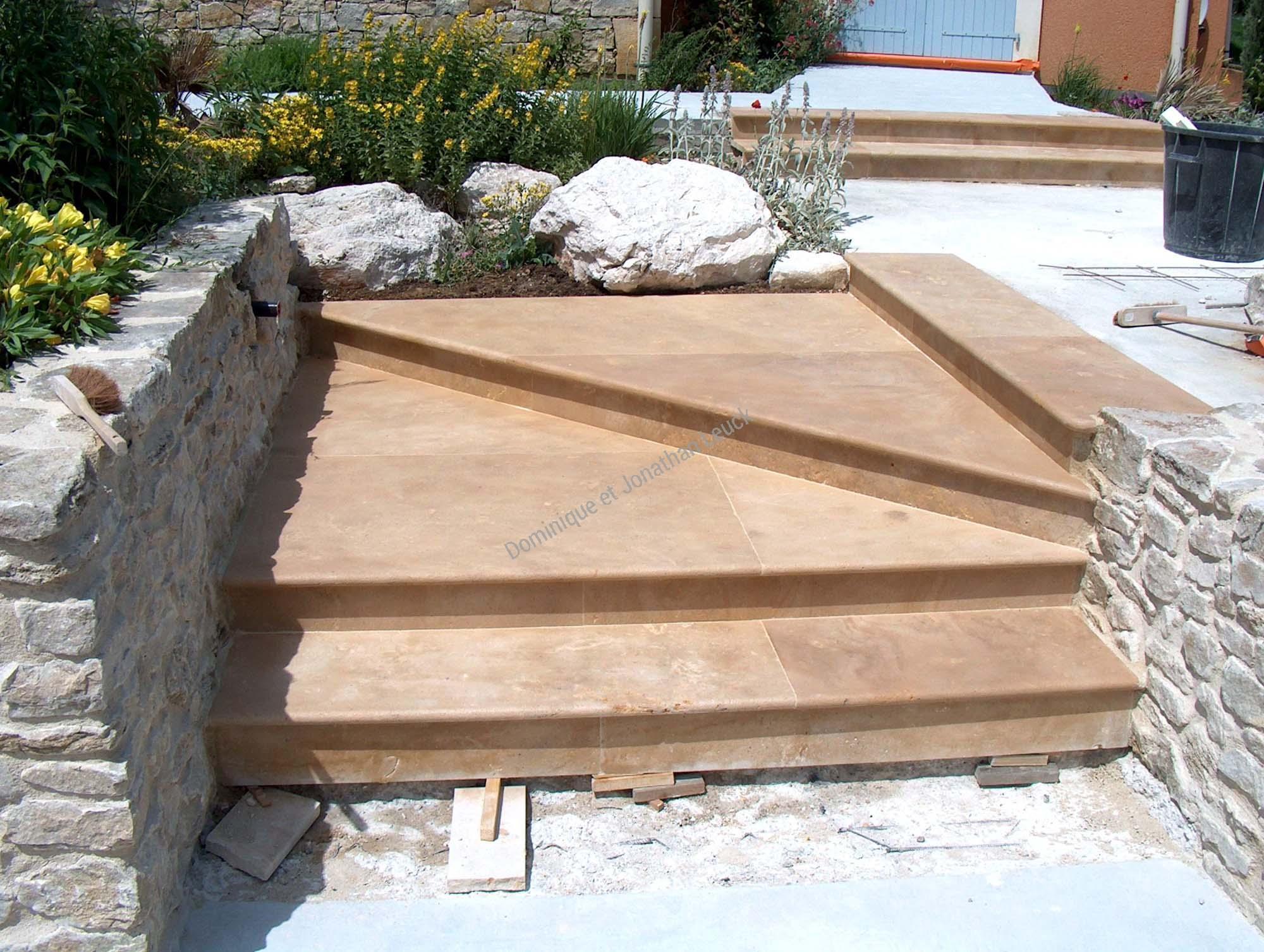 Escalier extérieur en pierre de Bourgogne