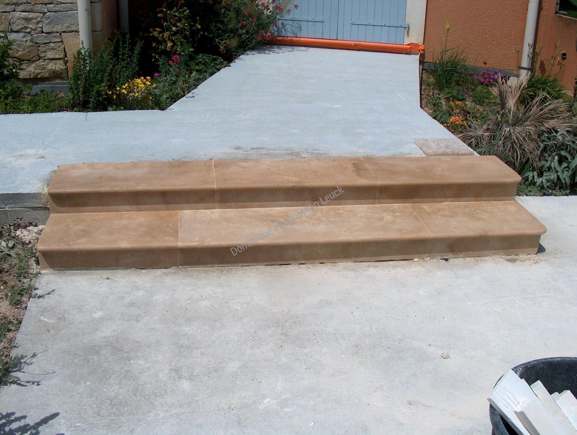 Escalier extérieur en pierre de Bourgogne