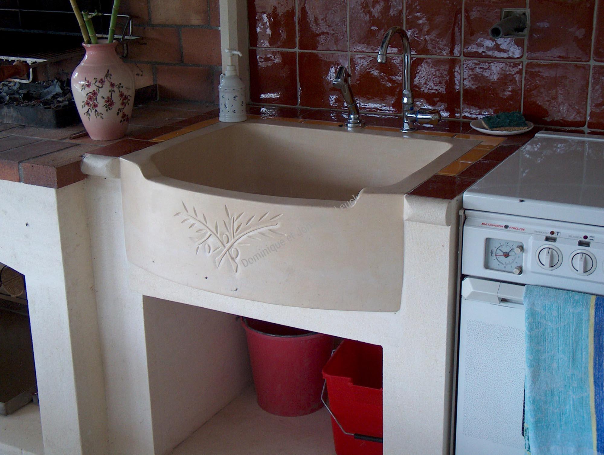 Evier une cuve en pierre de Moca Crème avec gravure d'une brache d'Olivier.