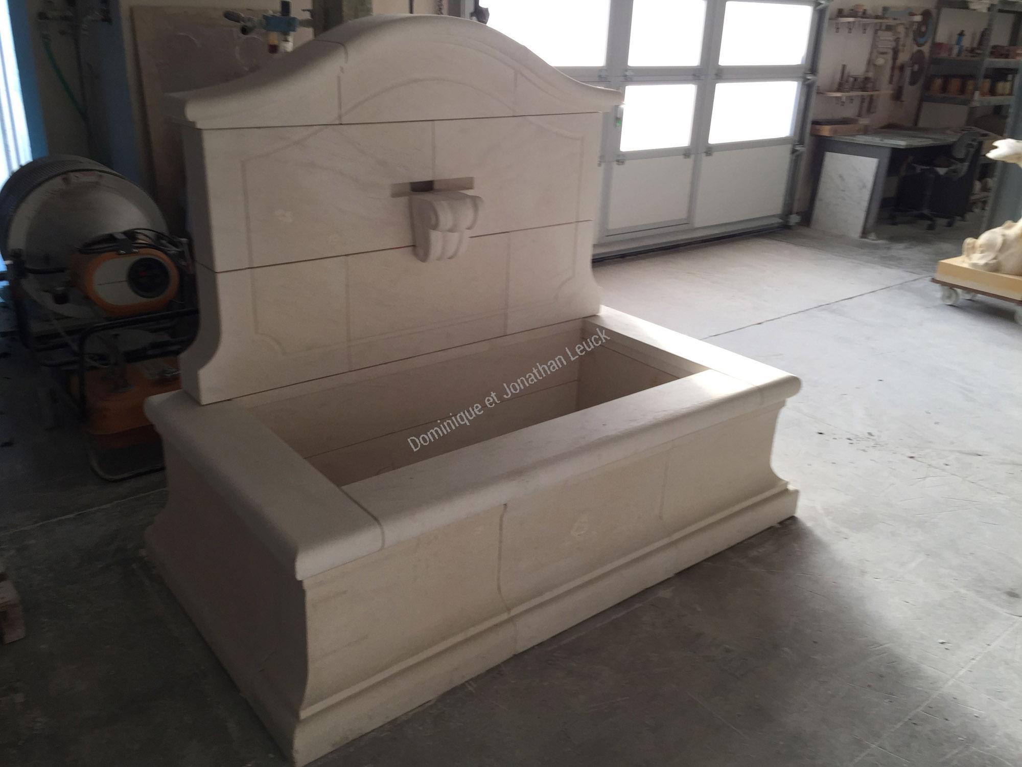 Fontaine murale sur-mesure en pierre d'Estaillades