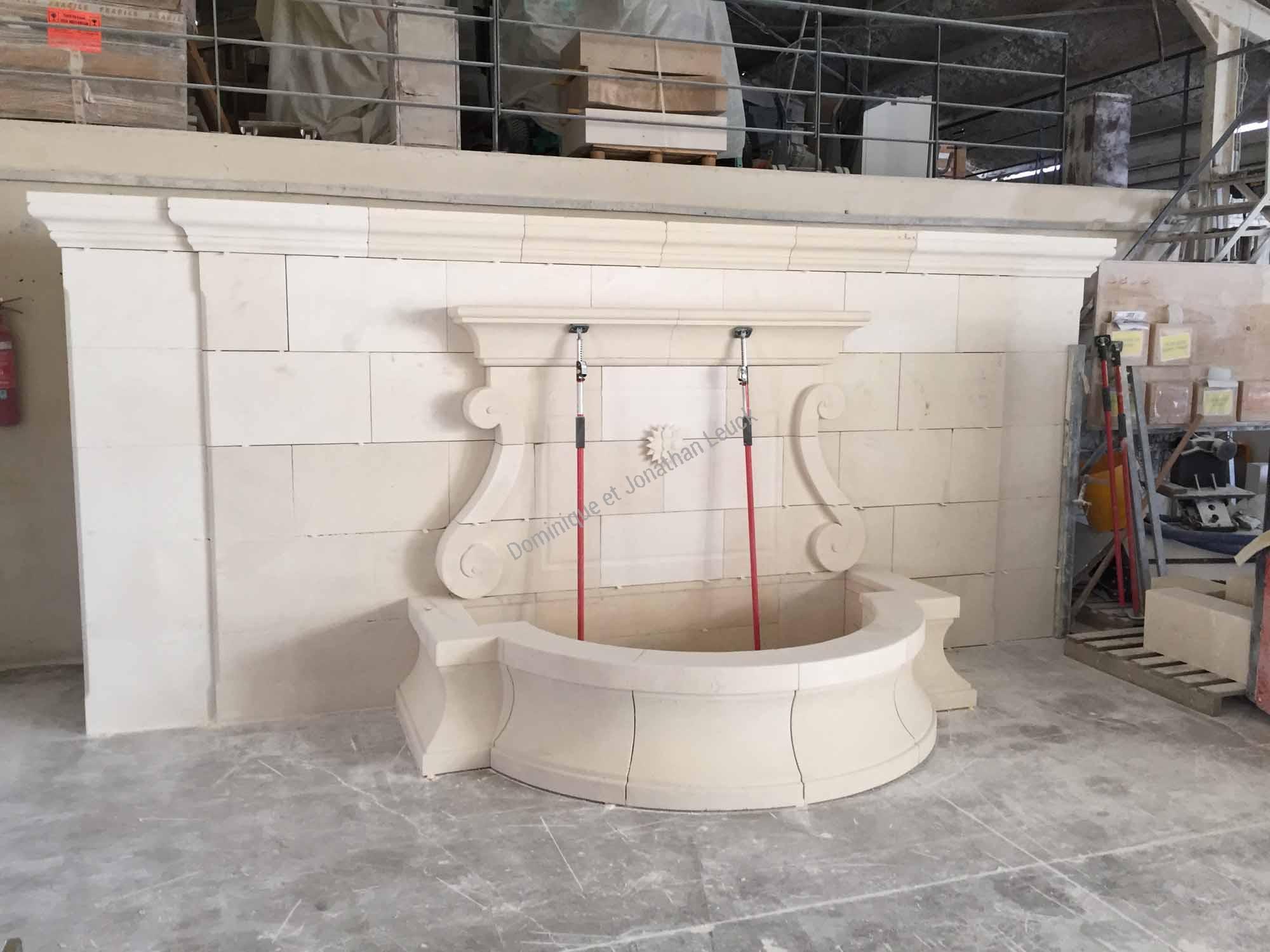 Fontaine murale sur-mesure en pierre d'Estaillades