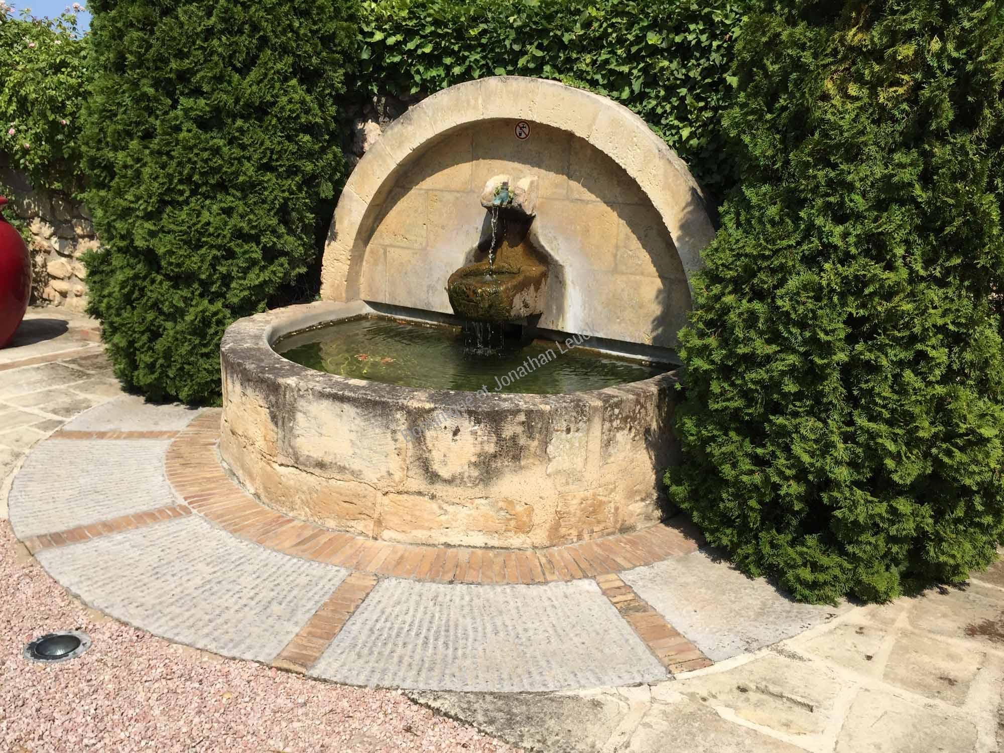 Fontaine murale en pierre de Fontvieille
