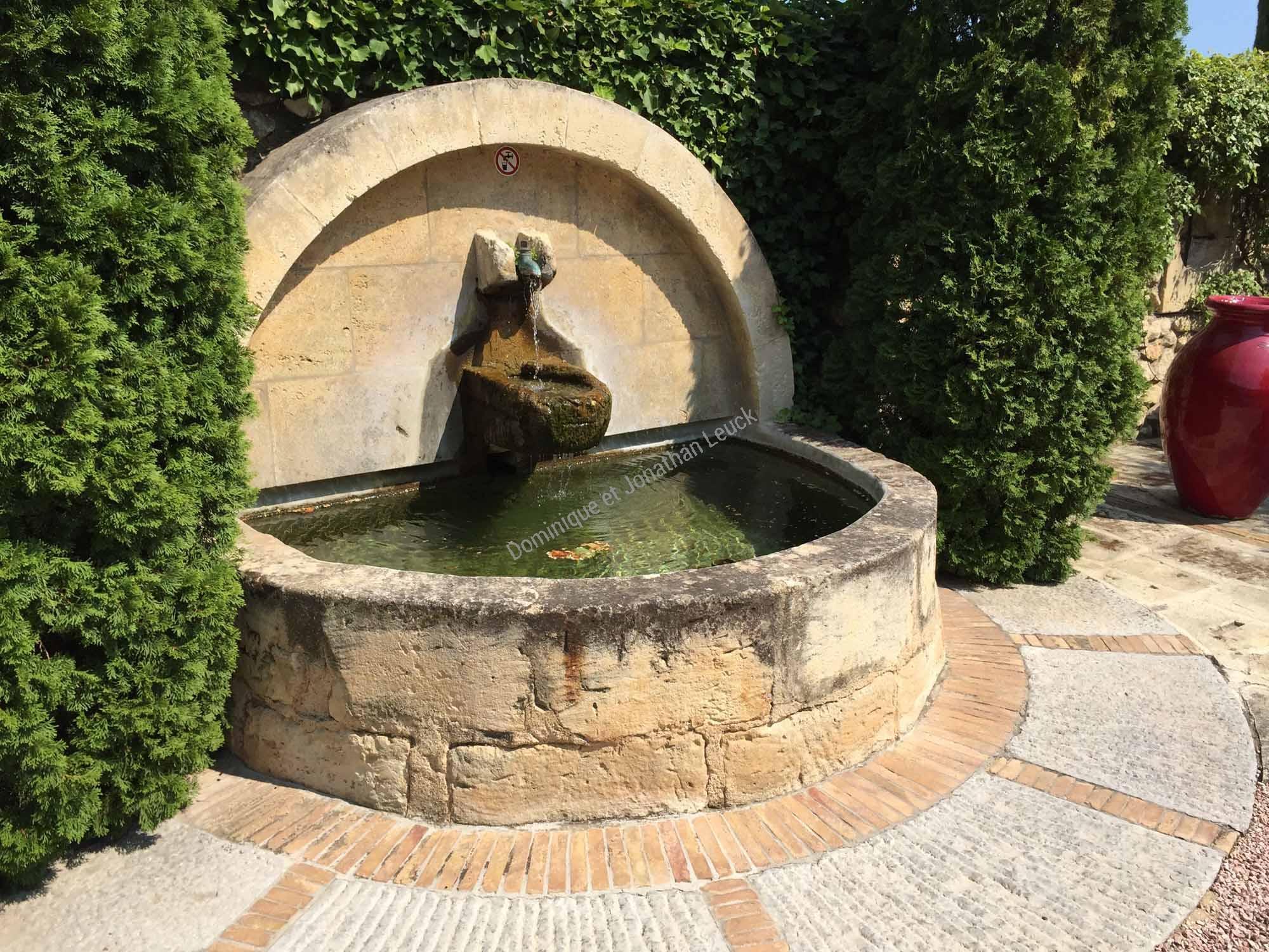 Fontaine murale en pierre de Fontvieille