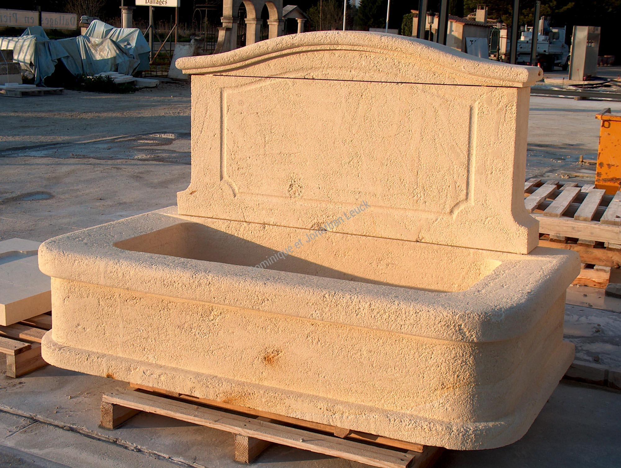 Fontaine De Brignac en pierre de Fontvieille