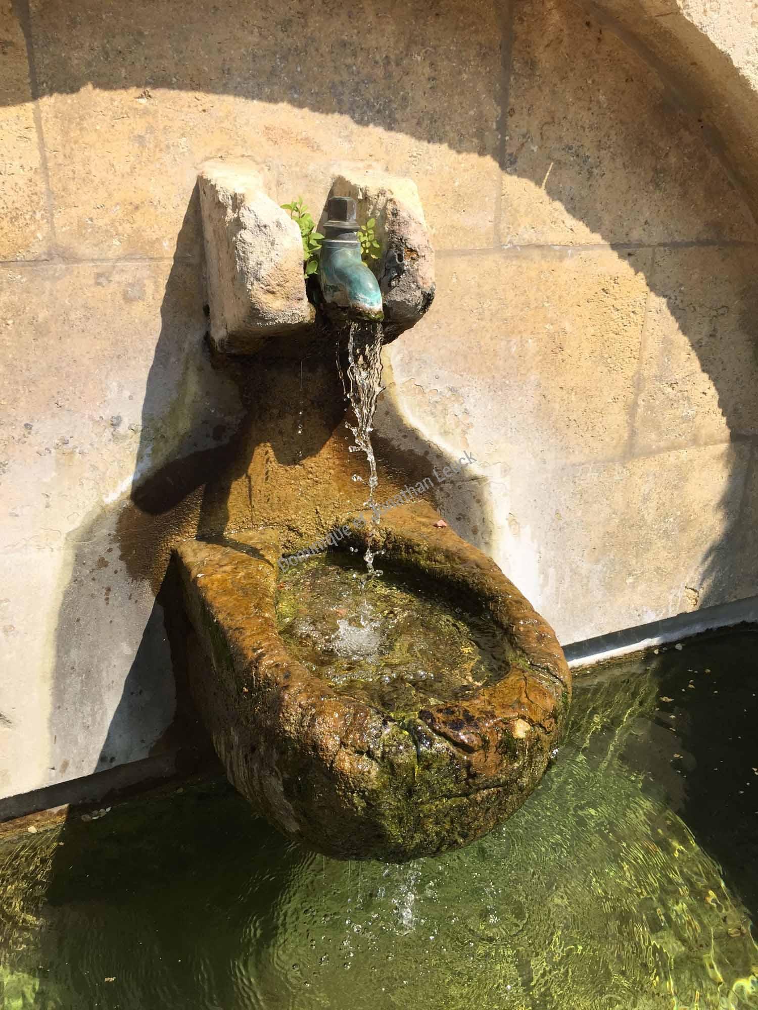 Fontaine murale en pierre de Fontvieille