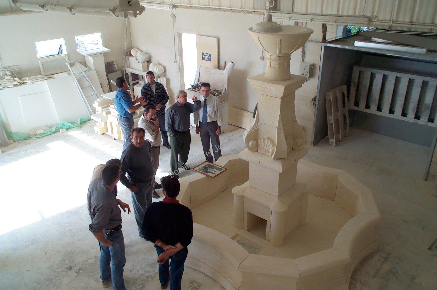 Fontaine Pourrières en pierre d'Estaillades