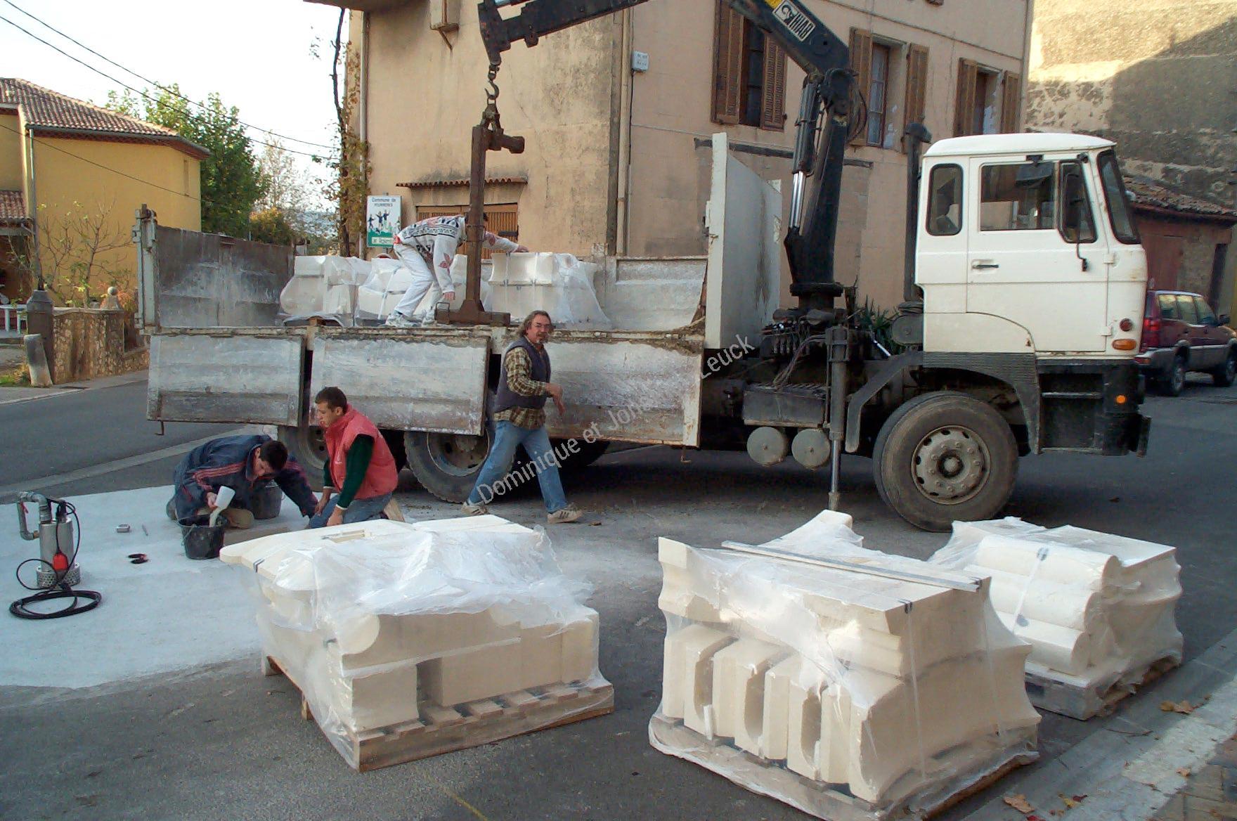 Fontaine Pourrières en pierre d'Estaillades