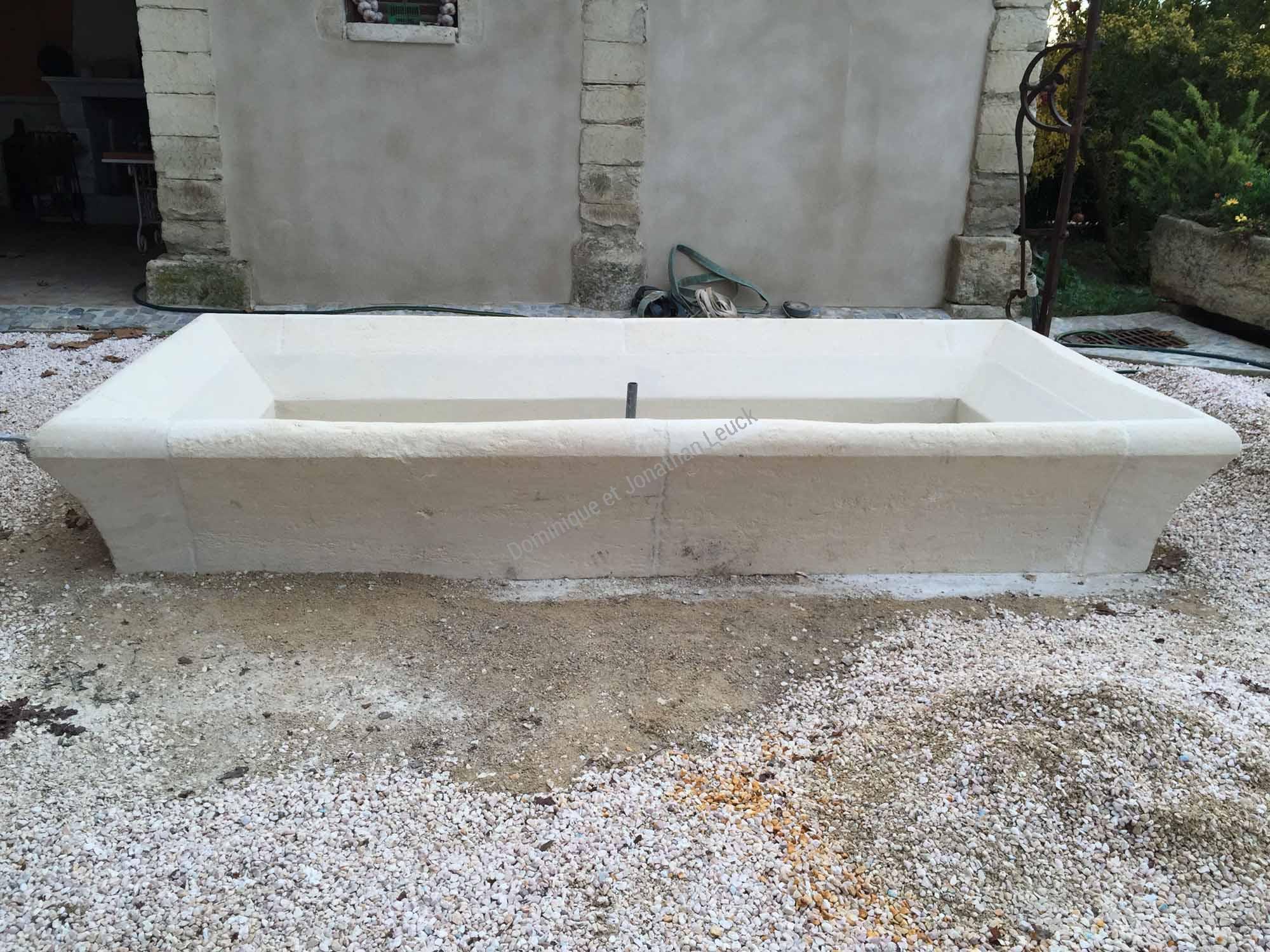 Fontaine murale sur-mesure en pierre de Fontvieille