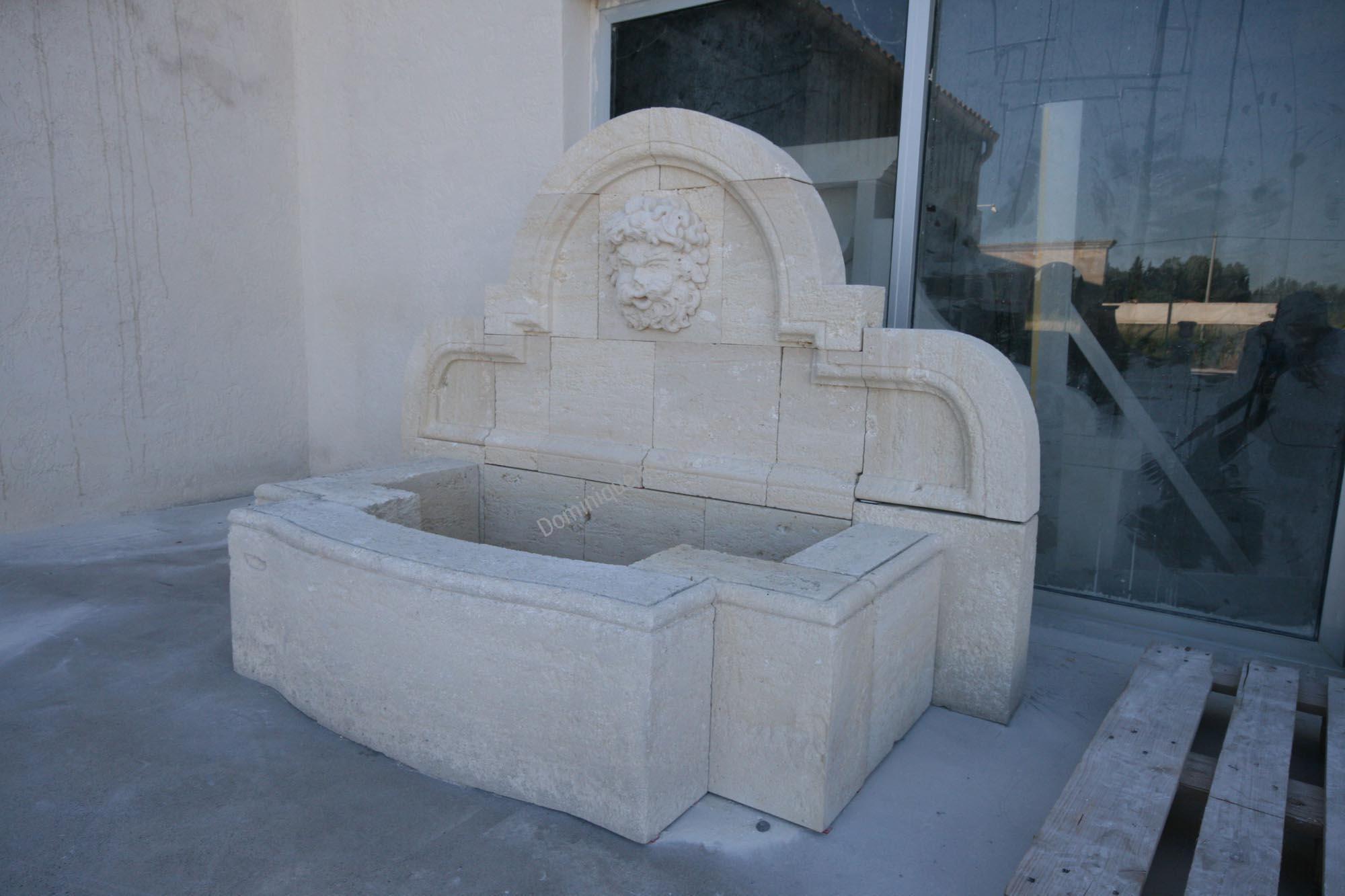 Fontaine murale en pierre d'Estaillades