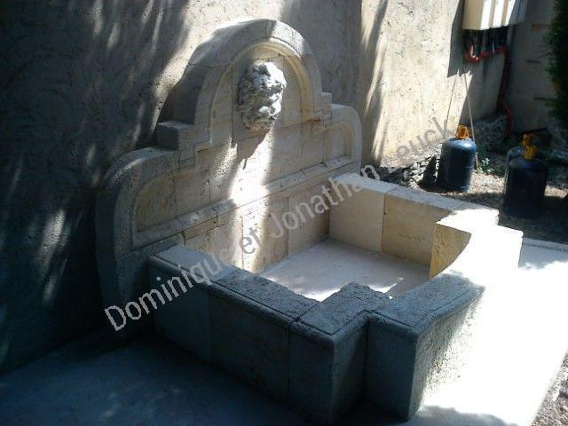 Fontaine murale en pierre d'Estaillades