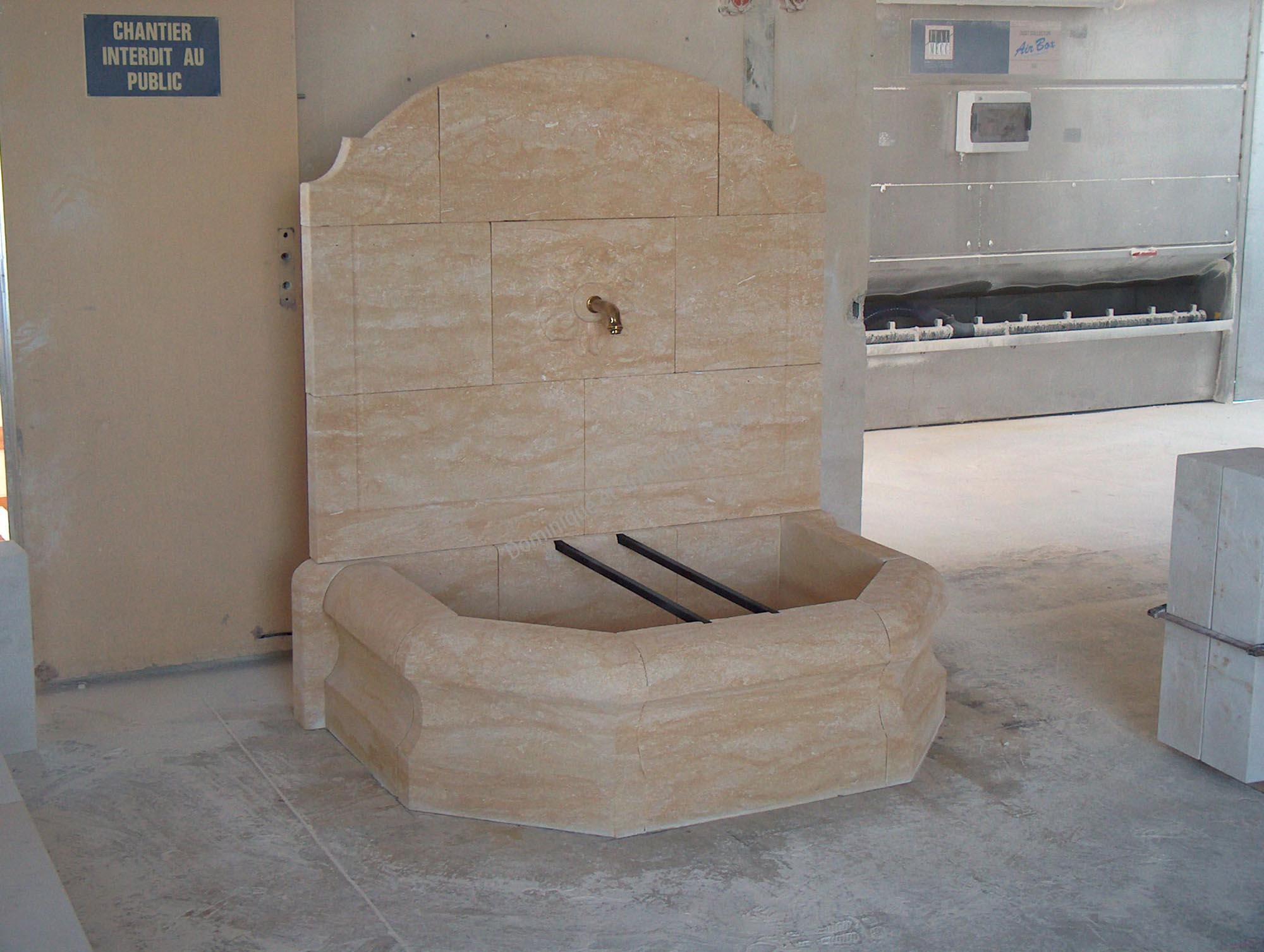 Fontaine en pierre de Mauzens