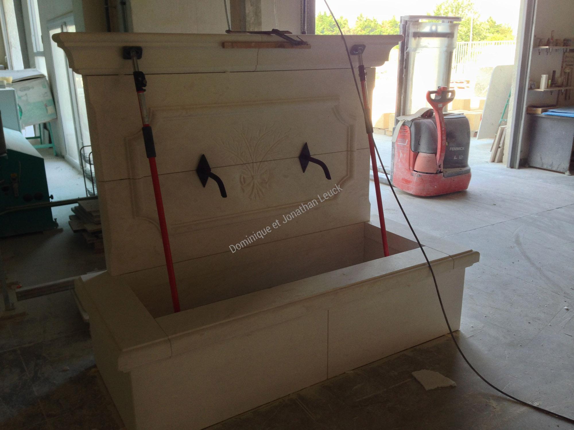 Fronton et bassin en pierre d'Estaillades