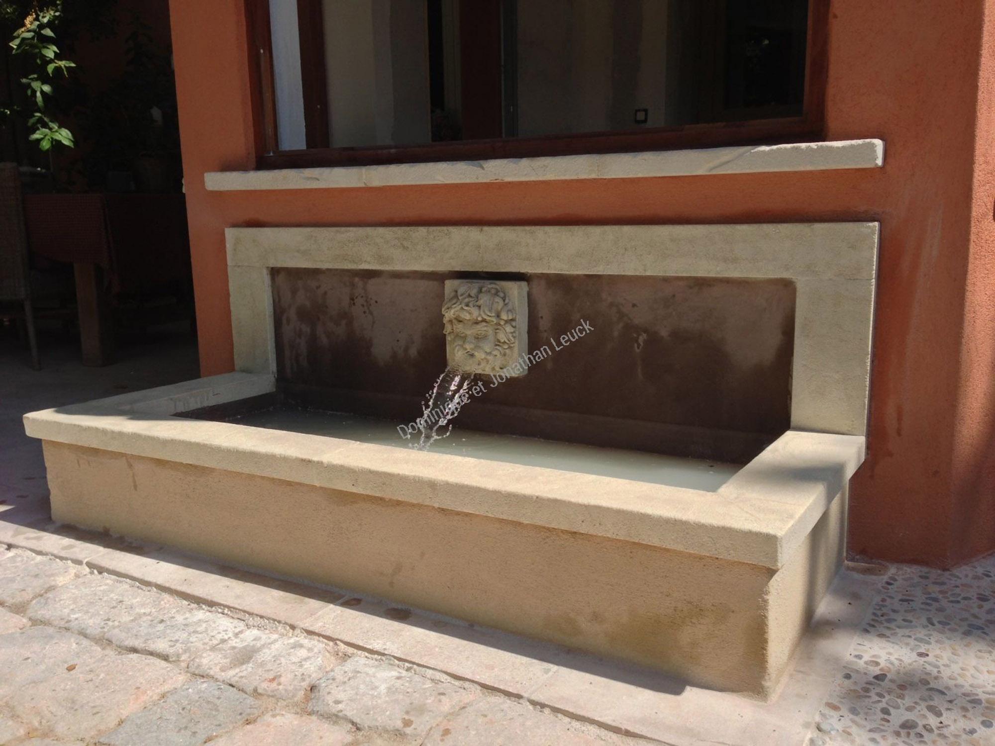 Petit bassin mural en pierre d'Estaillades