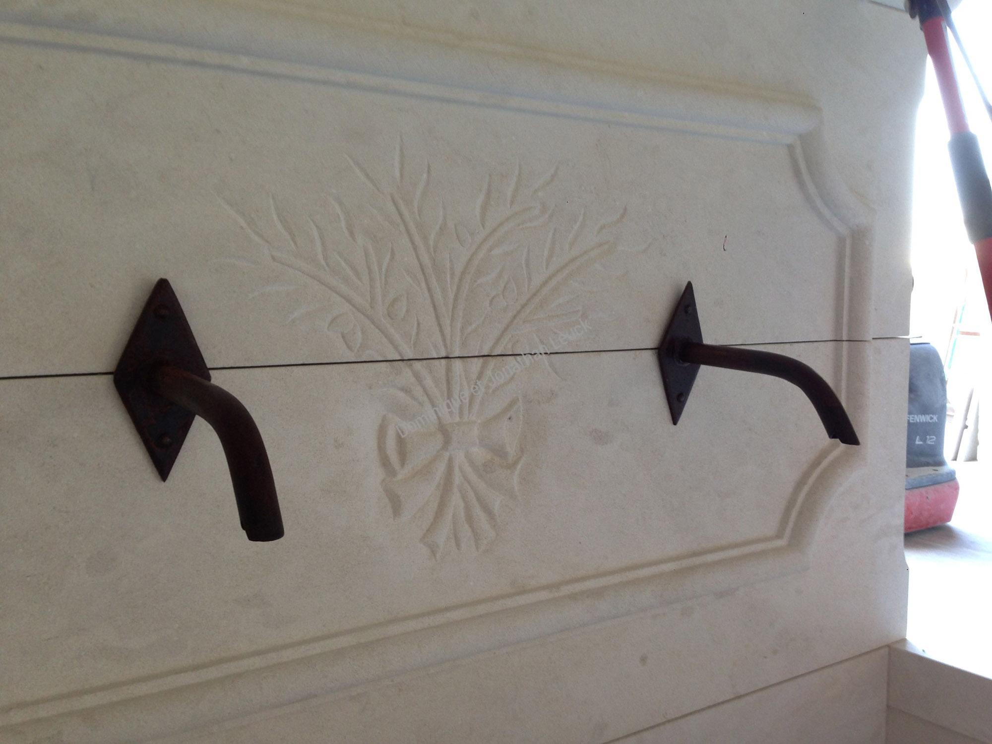 Fronton et bassin en pierre d'Estaillades