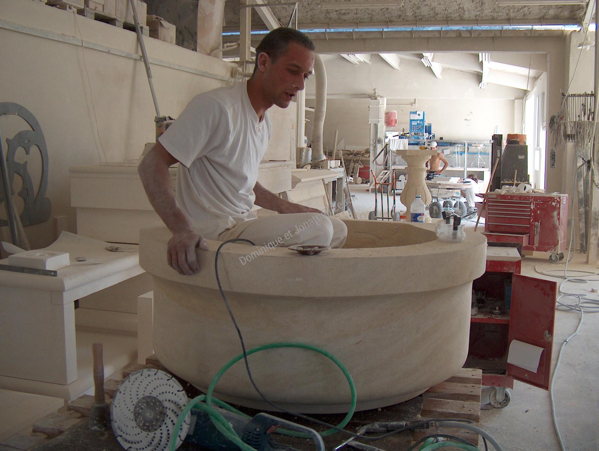 Fontaine Aramon en pierre d'Estaillades
