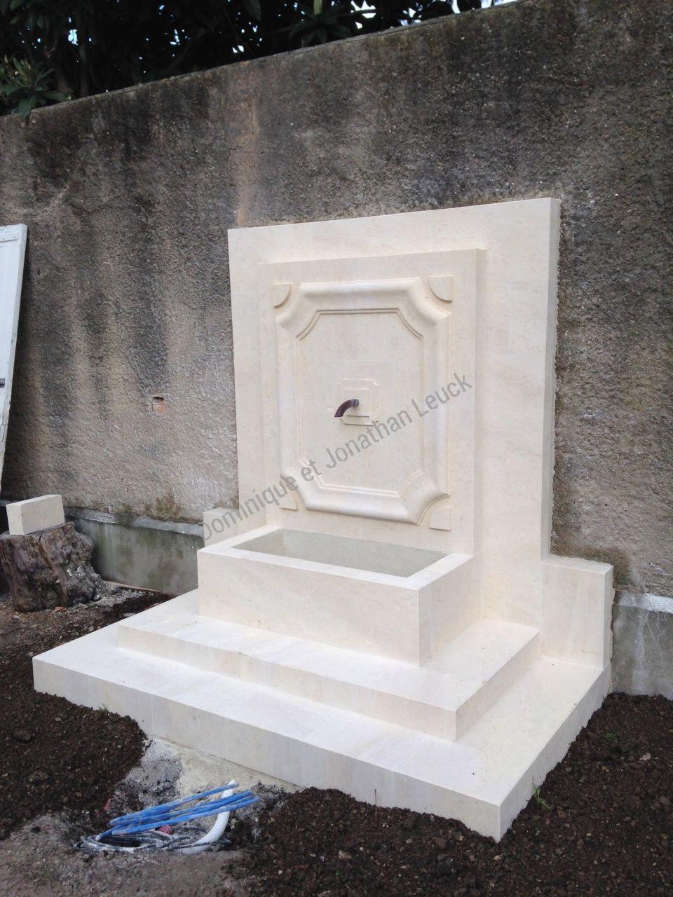 Fontaine murale en pierre d'Estaillades