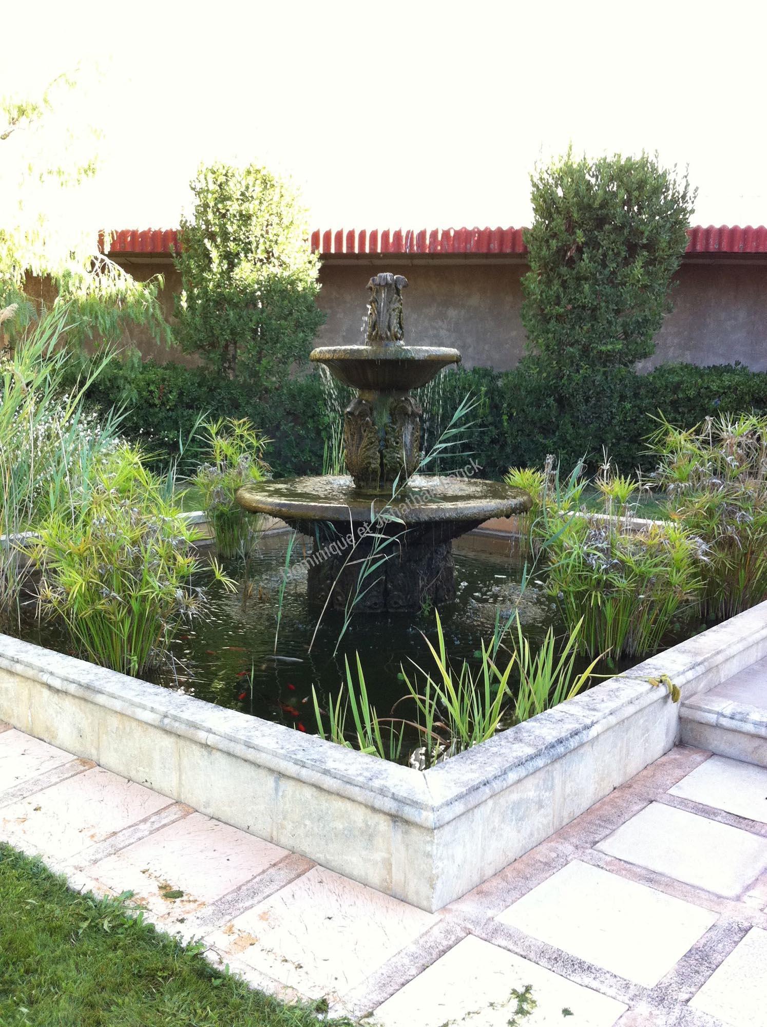 Fontaine circulaire à feuilles en pierre d'Estaillades