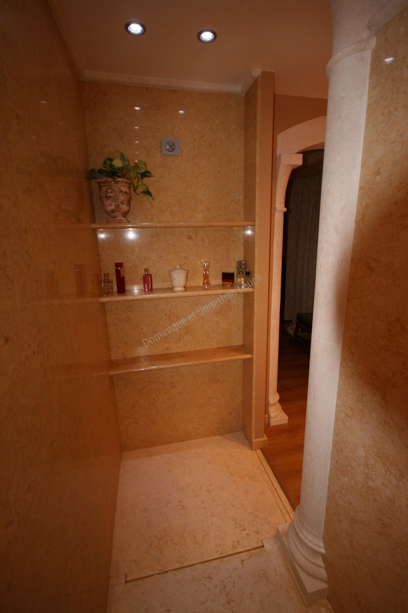 Entrée, paroi et étagères de douche en marbre d'Egypte (jaune atlantide) situé au pied des Alpilles dans la vallée des Baux de Provence