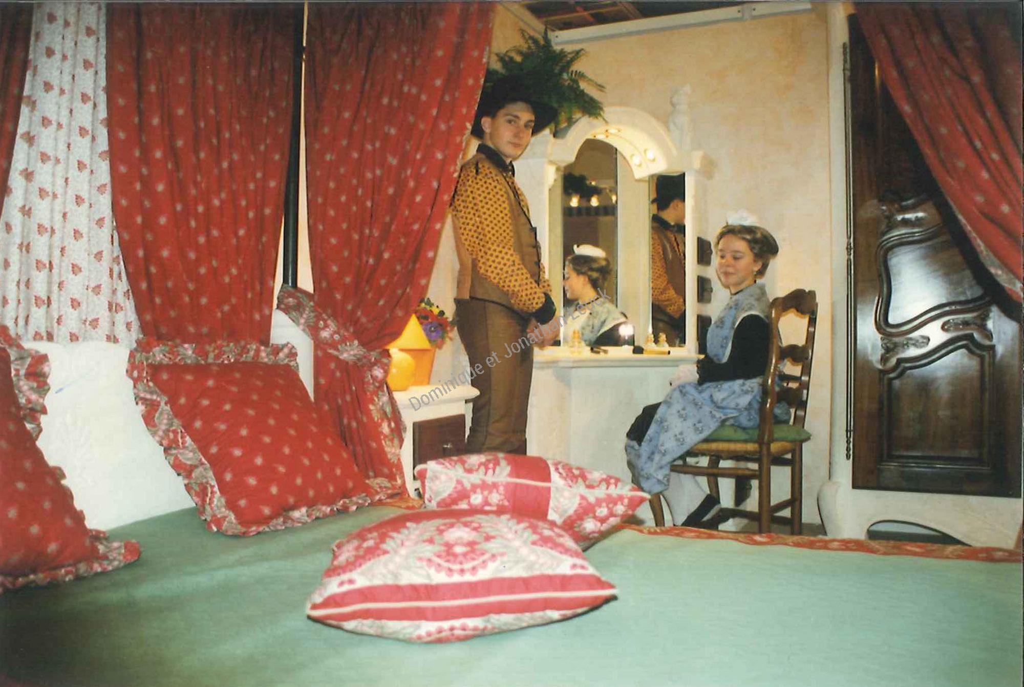 Lit à baldaquin en pierre d'Estaillades