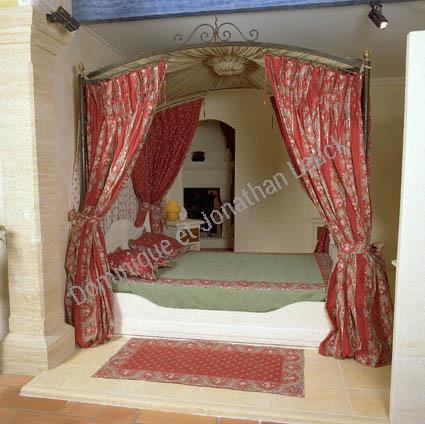 Lit à baldaquin en pierre d'Estaillades