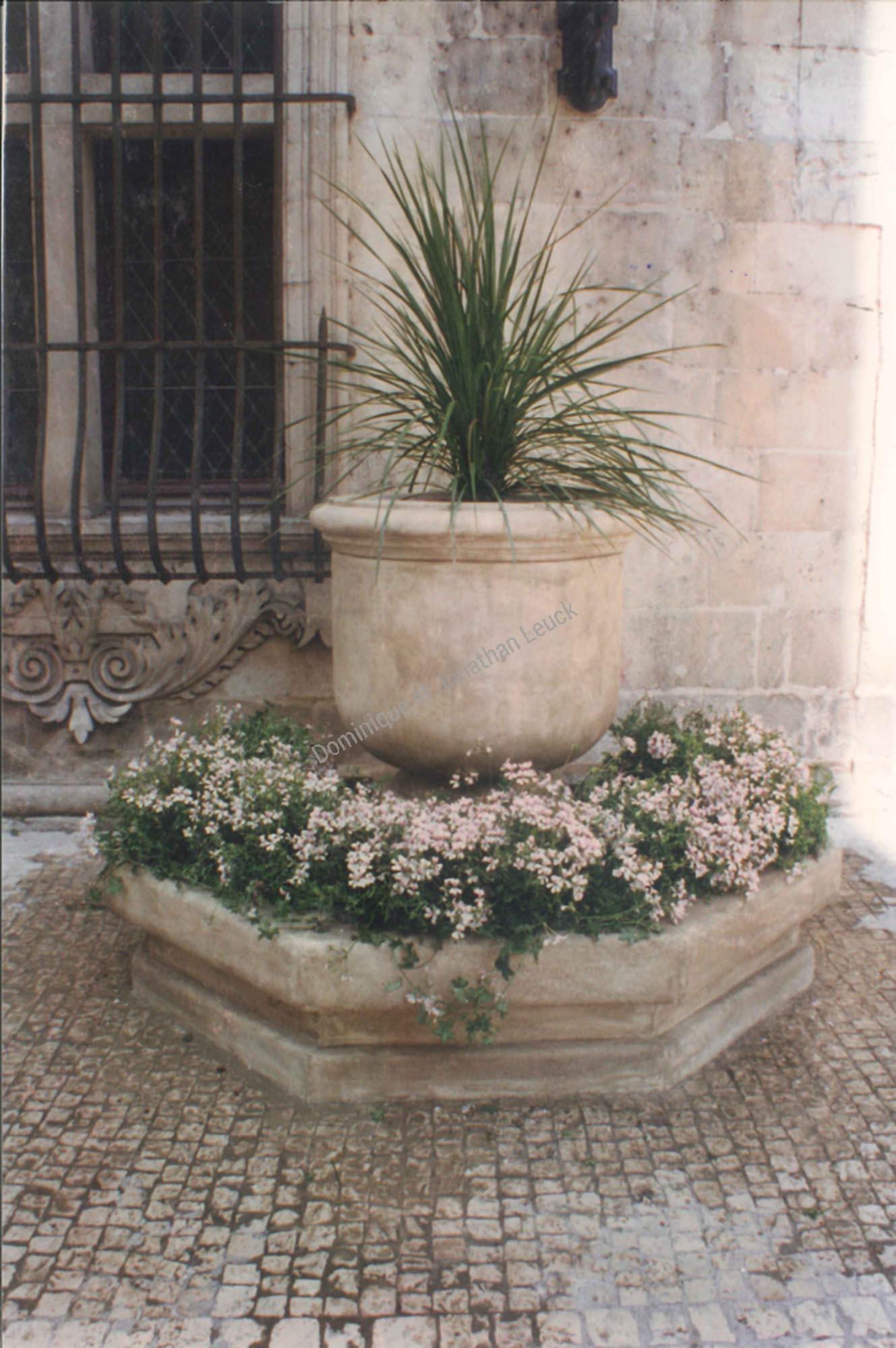 Puits ou vases en pierres