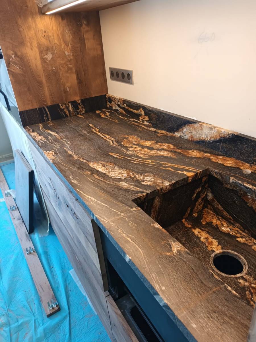 Cuisine et îlot central en Quartzite Black Taurus à Maussane les Alpilles