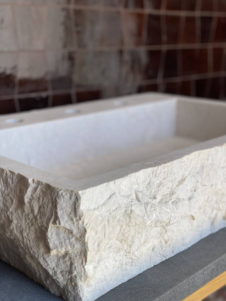 Vasque sur-mesure en Botticcino en finition déstructurée au Cannet