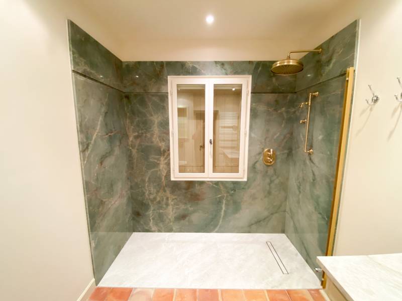 Réalisation et pose de parois de douche en Jadore