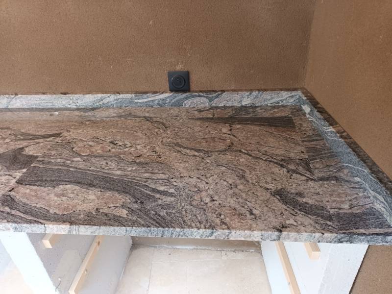 Réalisation et pose d'un pool house en granit piracema à beaucaire 