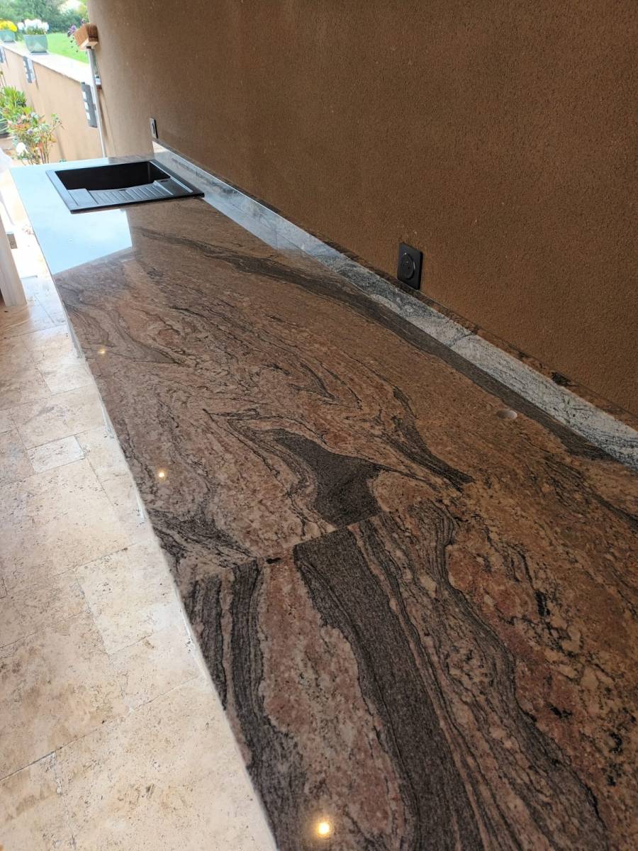 Réalisation et pose d'un pool house en granit piracema à beaucaire 