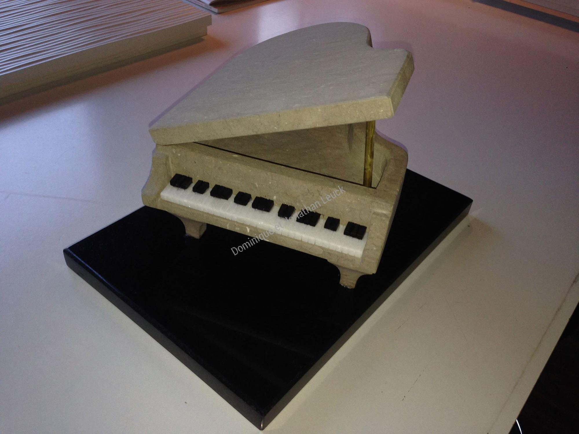 Piano en pierre, marbre et granit