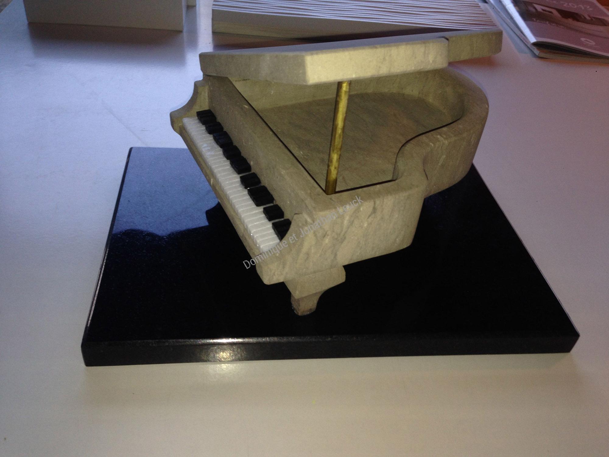 Piano en pierre, marbre et granit