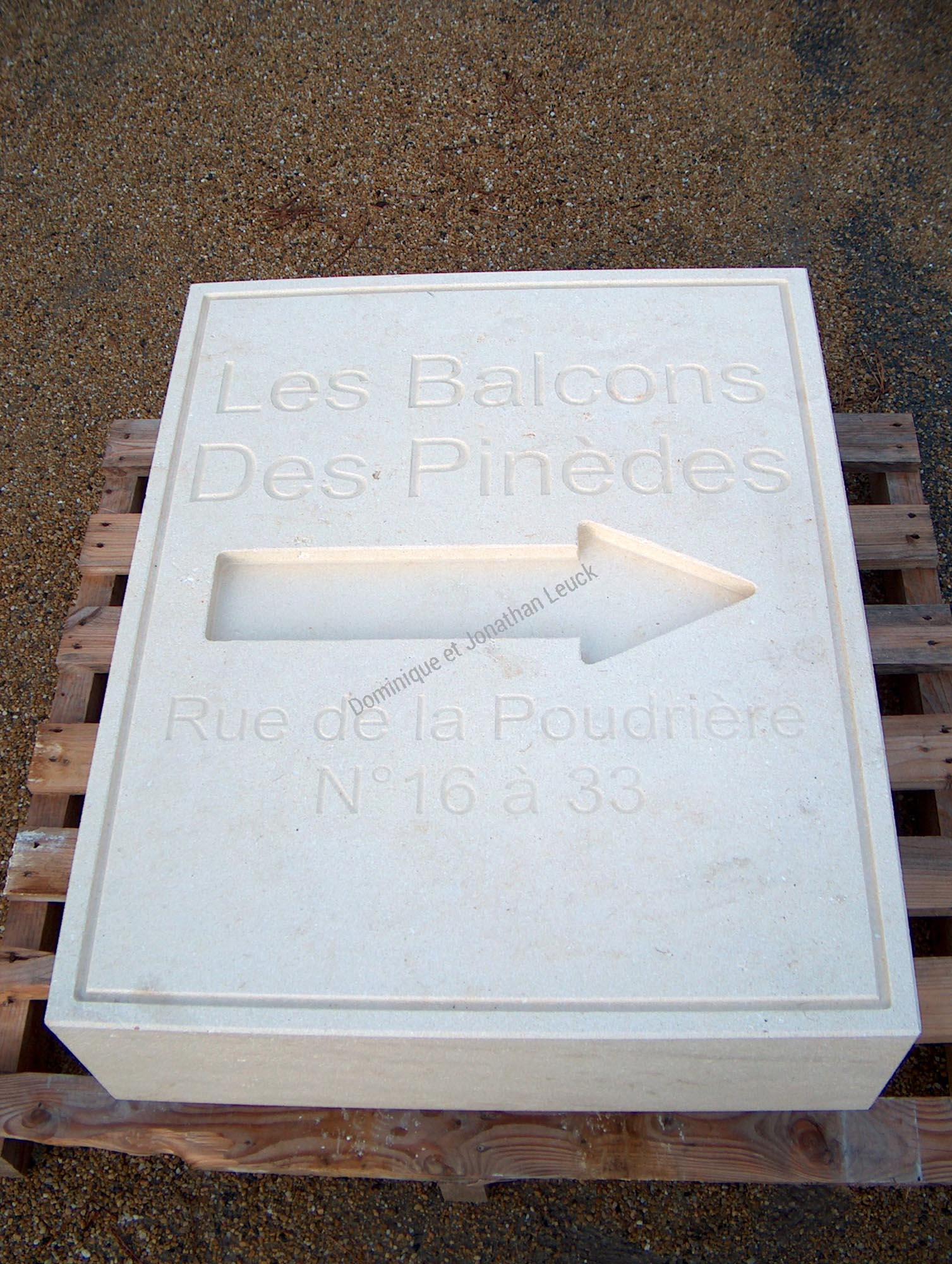 Gravures et bas-reliefs en pierre