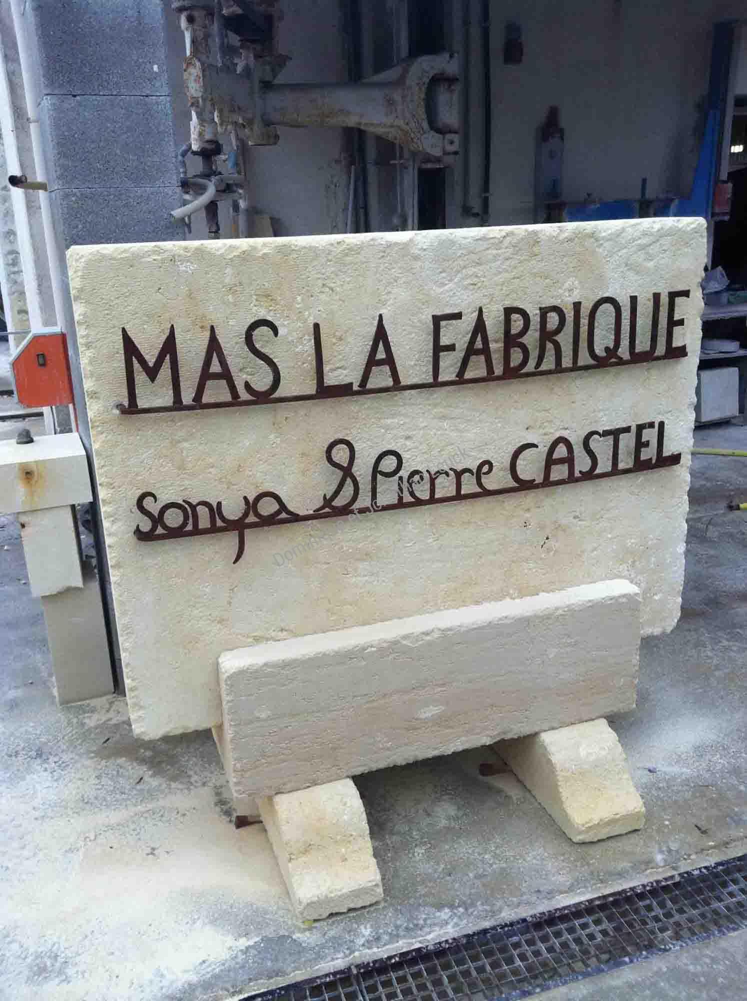 Gravures et bas-reliefs en pierre