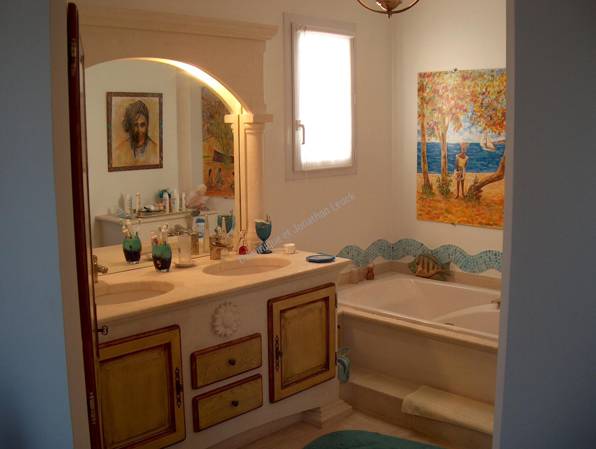 Meuble salle de bains en pierre d'Estaillades