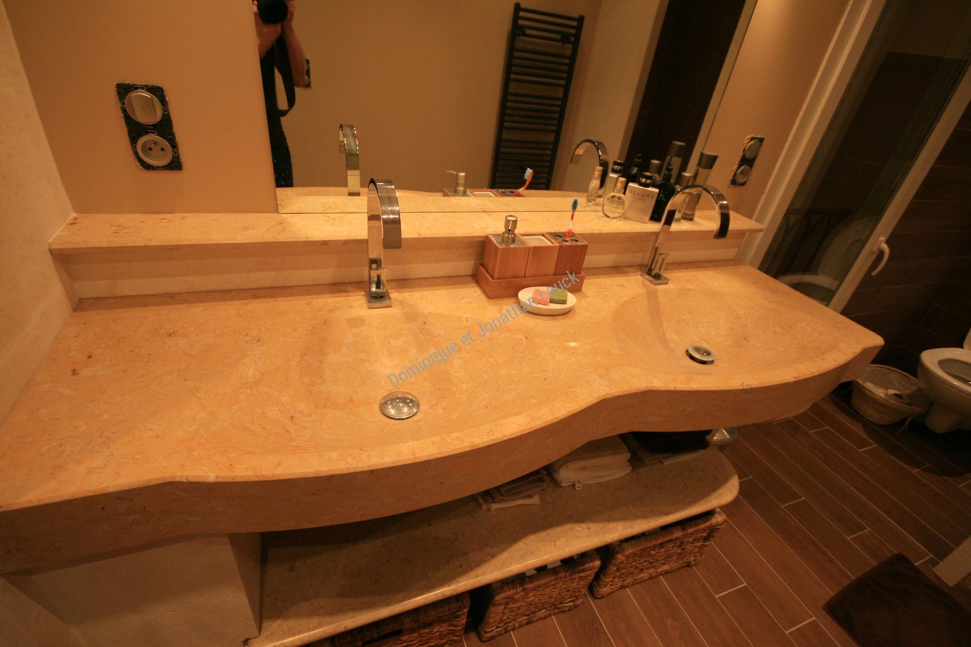 Salle de bain en Marbre et Pierre d'Estaillade à Arles