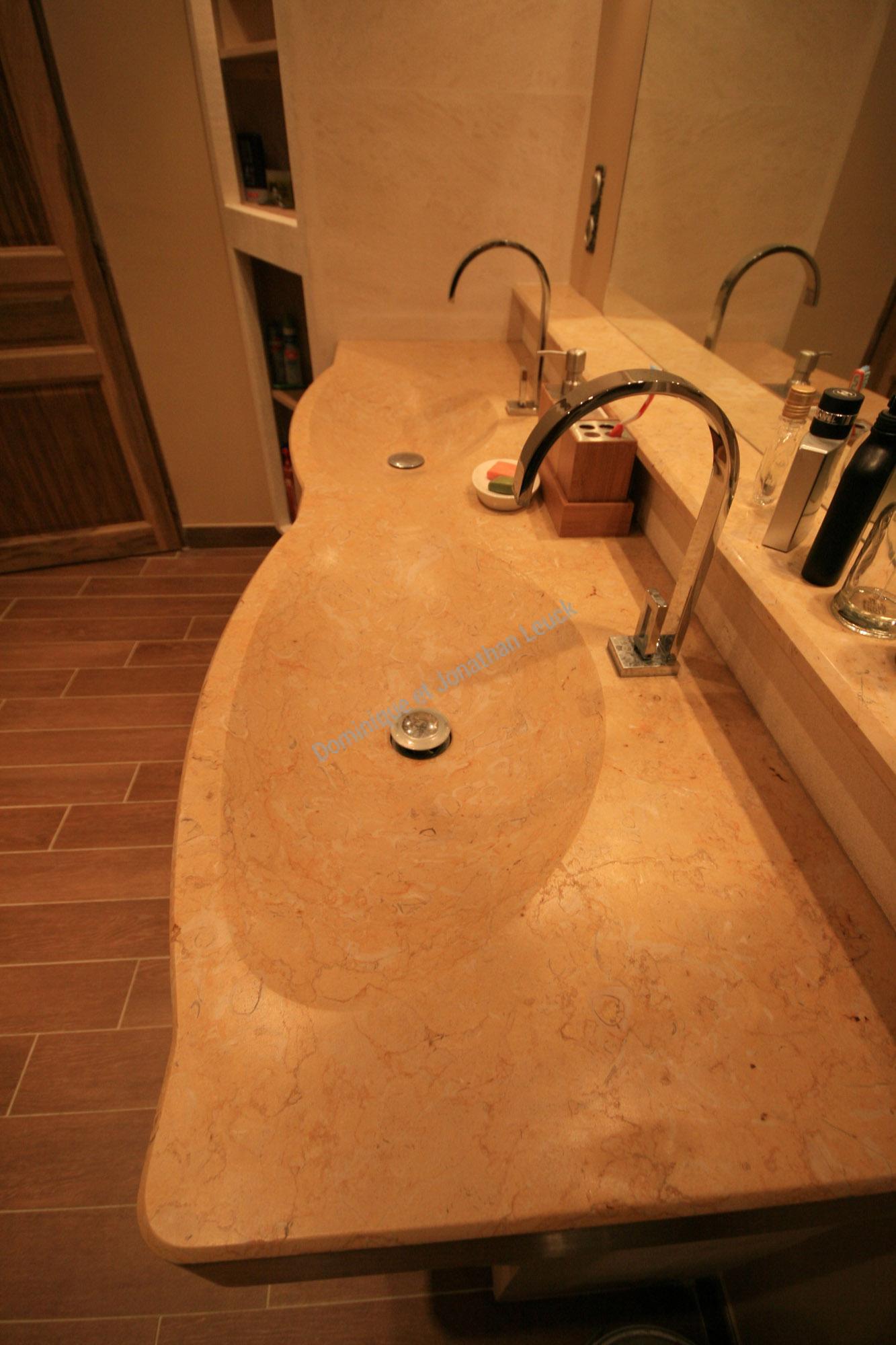 Salle de bain en Marbre et Pierre d'Estaillade à Arles