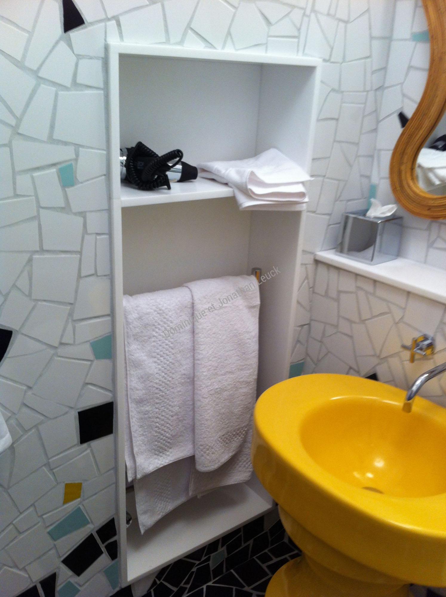 Niche avec tablette et sèche serviette